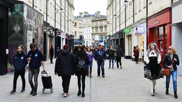 Menschen laufen auf einer belebten Straße im Einkaufsviertel Southgate — Stockfoto