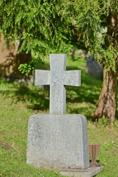 Надгробие и христианский крест — стоковое фото
