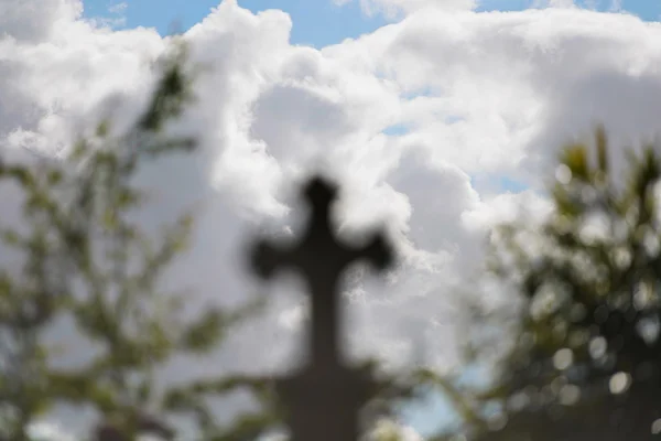 Надгробна плита і християнський хрест — стокове фото