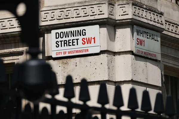 Skylt på Downing Street i staden Westminster — Stockfoto