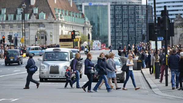 Fußgänger überquert Straße in Münster — Stockfoto
