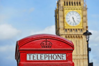 Saat Kulesi ile geleneksel İngiliz kırmızı telefon kutusunun görünümü 
