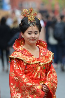  Kimliği belirsiz bir kadın geleneksel Çin kıyafetleri giyer 