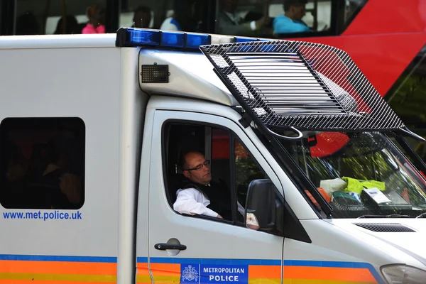 Столичная полиция отдыхает в фургоне — стоковое фото