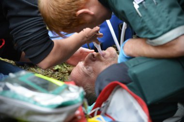 Yaralı bir reveller bir doktor dan tedavi alır 