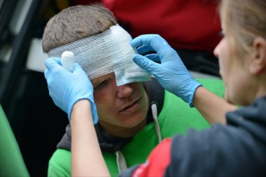 Yaralı bir reveller bir doktor dan tedavi alır 