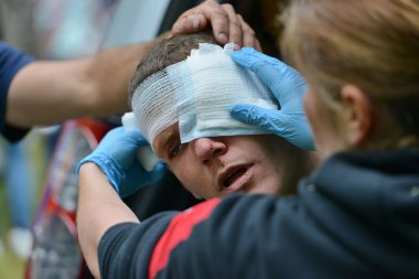 Yaralı bir reveller bir doktor dan tedavi alır 