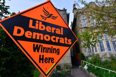 : Liberal Demokrat partisini destekleyen genel seçim pankartı 
