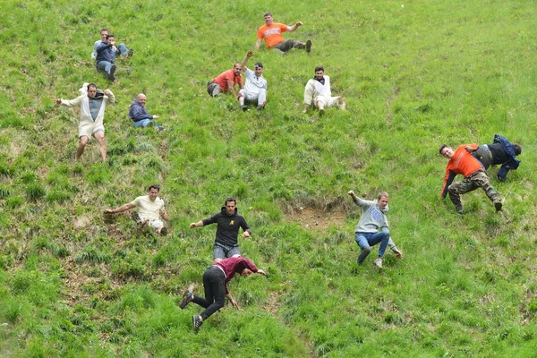 The traditional cheese rolling races in Brockworth, UK. — Stockfoto
