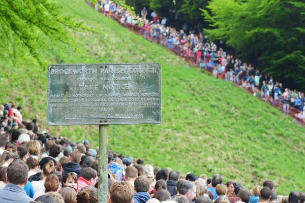 The traditional cheese rolling races in Brockworth, UK. — ストック写真
