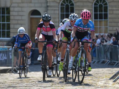 Peleton inci Izumi tur serisi bisiklet yarışı son sürmek.
