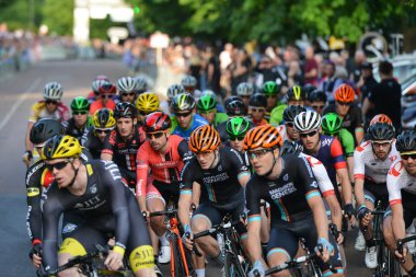 Peleton inci Izumi tur serisi bisiklet yarışı son sürmek.