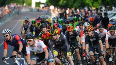Peleton inci Izumi tur serisi bisiklet yarışı son sürmek.