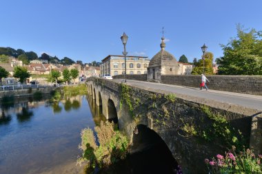 Güzel bir İngilizce köy görünümünde Riverside