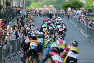 Peleton inci Izumi tur serisi bisiklet yarışı son sürmek