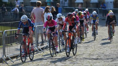 Peleton inci Izumi tur serisi bisiklet yarışı son sürmek