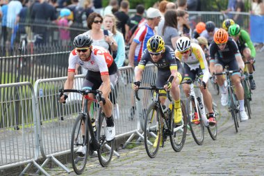 Peleton inci Izumi tur serisi bisiklet yarışı son sürmek