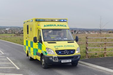  Bir ambulans ana yolda acil bir müdahale.