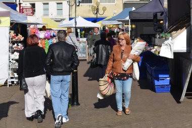 İnsanlar Bath Abbey çevreleyen th sokaklarda pazar ziyaret