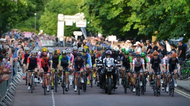 Peleton inci Izumi tur serisi bisiklet yarışı son sürmek