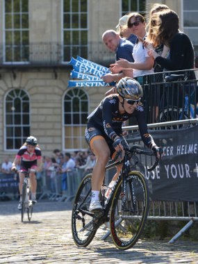 Peleton inci Izumi tur serisi bisiklet yarışı son sürmek