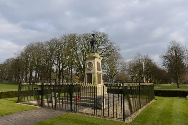 Weergave van een oorlogsmonument in het stadspark — Stockfoto