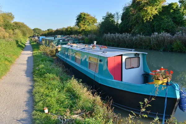 Arrow boats sit moored on the Kennet and Avon Canal. — Stock Photo, Image