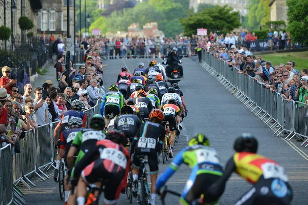 Peleton inci Izumi tur serisi bisiklet yarışı son sürmek