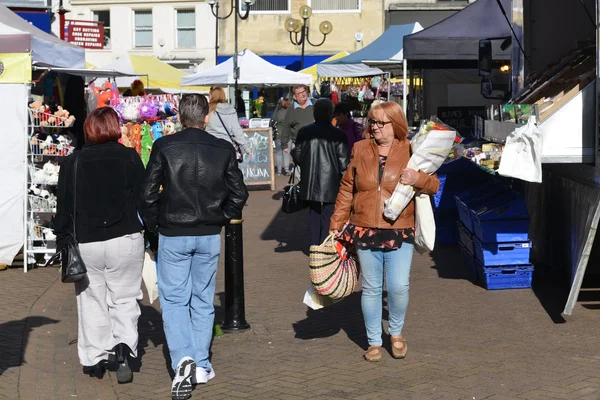 İnsanlar Bath Abbey çevreleyen th sokaklarda pazar ziyaret