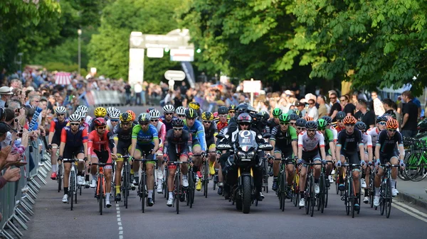 Peleton inci Izumi tur serisi bisiklet yarışı son sürmek