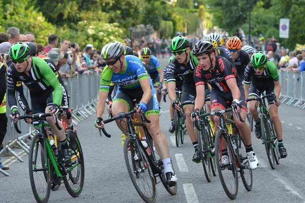 Peleton inci Izumi tur serisi bisiklet yarışı son sürmek