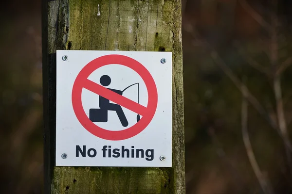 No hay señal de pesca junto a un río — Foto de Stock