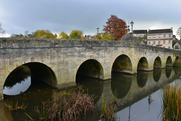 Riverside View in a Beautiful English Village — Stock Photo, Image