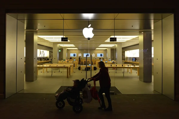 Exterior de una tienda Apple — Foto de Stock