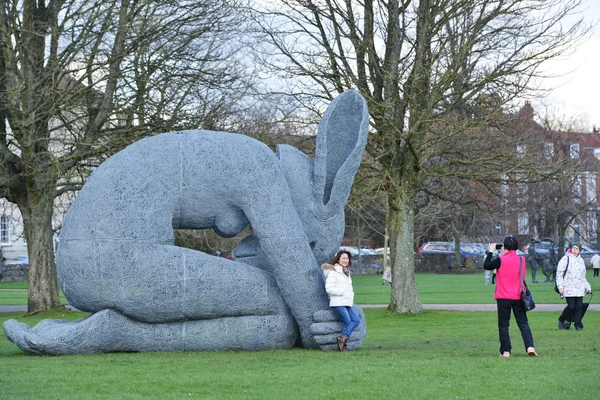 Weergave van de illustratie door beeldhouwer Sophie Ryder als onderdeel van een installatie op het terrein — Stockfoto