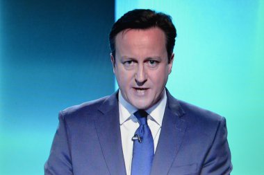 Bir Görüntüleyici muhafazakar parti am David Cameron bir seçim Tv tartışma izliyor.