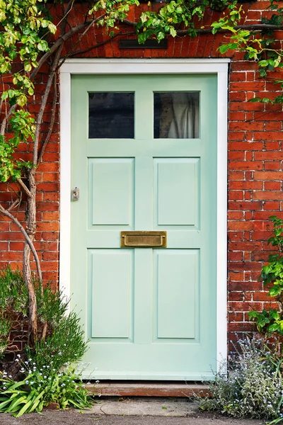 Hermosa puerta delantera de una casa de ladrillo rojo — Foto de Stock