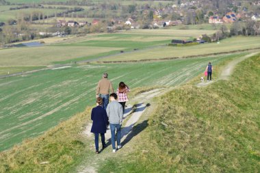 İnsanlar güneşli bir gün Salisbury düz üzerinde Westbury White Horse tadını çıkarın. 