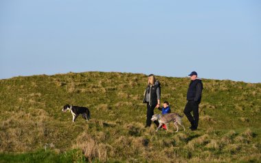 İnsanlar güneşli bir gün Salisbury düz üzerinde Westbury White Horse tadını çıkarın. 