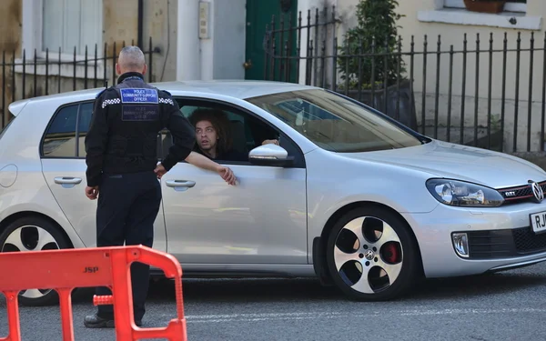 Polizei führt Autofahrer an einer Straßensperre in der Nähe eines Blindgängers — Stockfoto