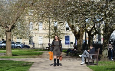 İnsanlar Kraliçe Meydanı'nda bir araya.