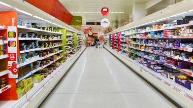 Koridor görünümü bir Tesco süpermarket