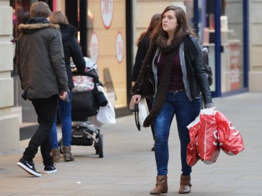 İnsanlar Southgate alışveriş bölgesinde yürümek