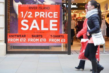  İnsanlar Southgate alışveriş bölgesinde mağaza ziyaret
