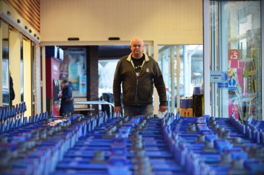 Tesco mağazasında alışveriş yapanlar