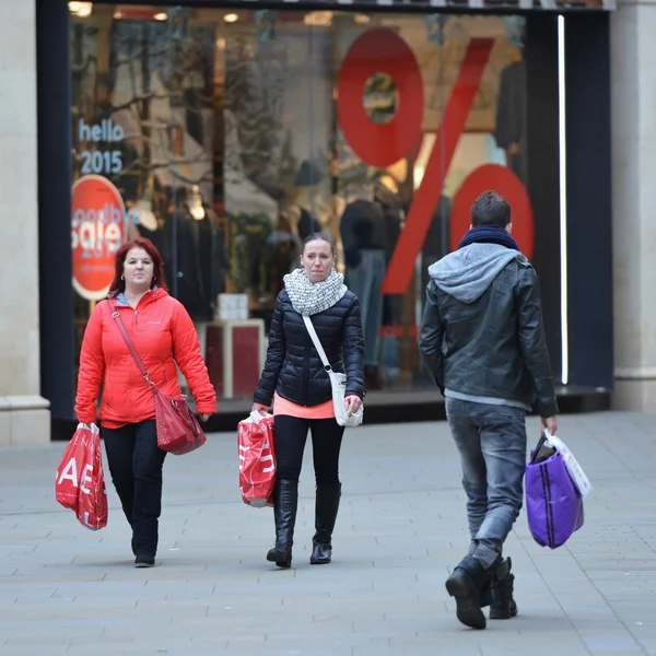 İnsanlar Southgate alışveriş bölgesinde yürümek