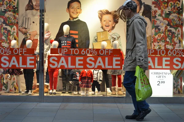As pessoas visitam lojas no distrito comercial de Southgate — Fotografia de Stock