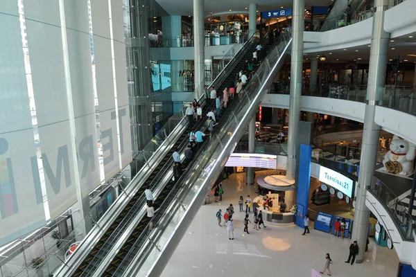 Terminal Del Aeropuerto Con Pasajeros Segundo Plano — Foto de Stock