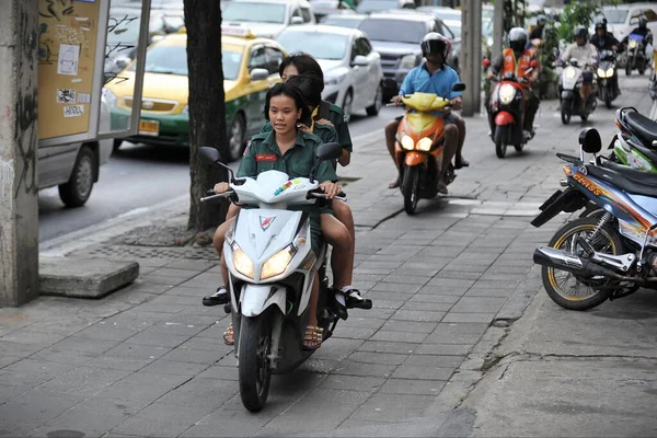 Νεαρή Γυναίκα Ιππασία Μια Μοτοσικλέτα Στην Πόλη — Φωτογραφία Αρχείου