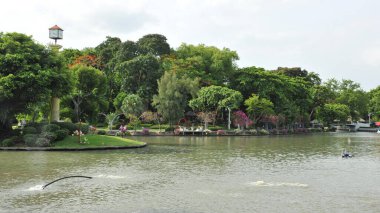Nehrin üzerindeki güzel parkın manzarası